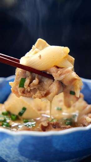 #PR #味の素KK #ほんだし レンチンで簡単 至福の肉豆腐 煮込まないと作れないと思っていた肉豆腐が たった2回レンジでポチッとするだけで 簡単に味しみ肉豆腐が作れます！ 新玉ねぎの美味しい今だからこそ 作ってみてほしい🤙 @【公式】味の素パーク ——レンチン肉豆腐—— ＜材料＞２人前 豚バラスライス…100g 豆腐…1/2丁(約200g) 玉ねぎ…1/2個 A)水…100ml A)めんつゆ(2倍濃縮)…大さじ2 A)「ほんだし®︎」…大さじ1 A)醤油…小さじ1 A)砂糖…小さじ2 万能ねぎ…1本分 👨‍🍳下準備 豚バラ：5cm幅に切る 玉ねぎ：くし切りにする 豆腐：1.5cm幅に切る 万能ねぎ：小口きりにする ❶耐熱ボウルに豚バラ→玉ねぎ→豆腐の順に乗せ、Aの調味料を入れたら落としラップし、600Wで5分レンチン。 （調味料は先でも良い） ❷豆腐をひっくり返し、再び落としラップで5分レンチン。 ❸お皿に盛って万能ねぎを散らして完成。 ※鍋で煮こまないため、少し濃いめの設定です。普段薄めの味が多い場合は、醤油は仕上げに調整で入れる程度でも良いです。 —家族のための男飯もんき