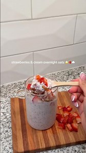 Strawberries & cream overnight oats 🍓☁️(recipe in description)