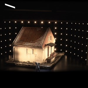 I et slitent barndomshjem ved Oslos utkant finner et grusomt hevndrap sted 💀 Richard Strauss’ heftige musikk møter Ole Anders Tandbergs nye versjon av den gamle fortellingen om Elektra – på Hovedscenen fra 21. januar! Les mer: https://operaen.no/forestillinger/elektra-opera-oslo-opera/ | Den Norske Opera & Ballett