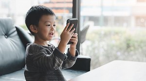 Mata Anak yang Suka Main HP Bisa Sebabkan Juling, Ternyata Begini Faktanya