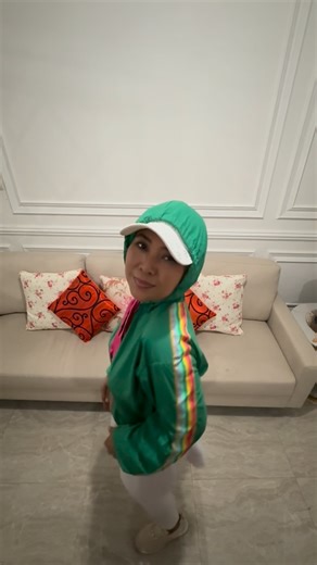 Eni Gunarso on Instagram: "Allahumma baarik Hujan, hujan ,dimana mana… di jalan di halaman semua basah… hujan, hujan, tak henti-henti… mari, mari, lari disini… eh ngaciiirrr juga bisa ternyata 🤪🤣😀"