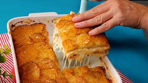 Musaca de cartofi cu sunca si cascaval Reteta completa aici: https://ideideretete.net/blog/musaca-de-cartofi-cu-sunca-si-cascaval/ | Idei de retete