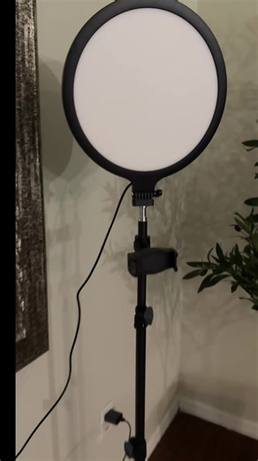 Si tus videos se ven oscuros, porque quieres porque esta lámpara ahora mismo está con el mejor descuento de todo Tik Tok. Aparte cuenta con envío gratis #tiktokshopcreatorpicks #luzdegrabación #lampara #tripode #arodeluz