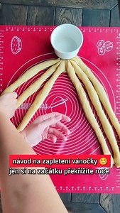 RECEPT⬇️Šlehačková vánočka 😍 Uložte si návod na zapletení, bude se vám brzy hodit. ☺️ Rozplývá se jako obláček, je jemná, nadýchaná a vláčná. V medové krustě a křupavými mandlovými lupínky. Co víc si přát. ❤️ 🎄🎄🎄🎄🎄🎄🎄🎄 Budeme potřebovat: na těsto: 500 g hladké mouky, 250 ml smetany ke šlehání (33%), 3 žloutky, špetka soli, 60 g cukru, 100 g změklého másla, 20 g droždí na dokončení: 1 vejce na potření, mandlové lupínky na posypání. 1 lžíce másla a 1 lžíce medu na potření 🎄🎄🎄🎄🎄🎄🎄🎄