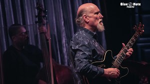🎥Coming soon ▷ JOHN SCOFIELD TRIO 変幻自在なプレイで魅了する鬼才ギタリスト ジョン・スコフィールドが、昨年リリースした話題作『アンクル・ジョンズ・バンド』の世界をブルーノート東京にて披露！ 「JOHN SCOFIELD TRIO」 6.3 mon., 6.4 tue., 6.5 wed. https://www.bluenote.co.jp/jp/artists/john-scofield/ 〈Member〉 ジョン・スコフィールド（ギター） ヴィセンテ・アーチャー（ベース） ビル・スチュワート（ドラムス） | BLUE NOTE TOKYO