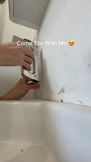 Cuttings harder with one hand 😂#propertydevelopments #apprentice #tiling #building