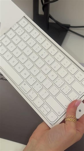 Apple Magic Keyboard Unboxing | Minimal Setup