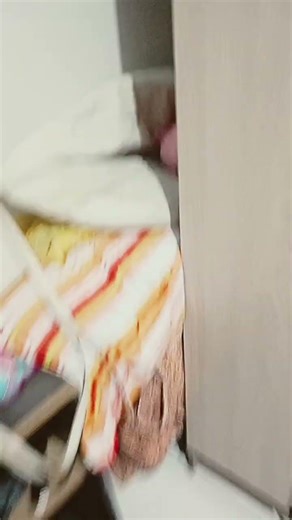 a Live coitado do sonho dele quase caindo ele e ele chutou e caiu do guarda-roupa Lara atrás