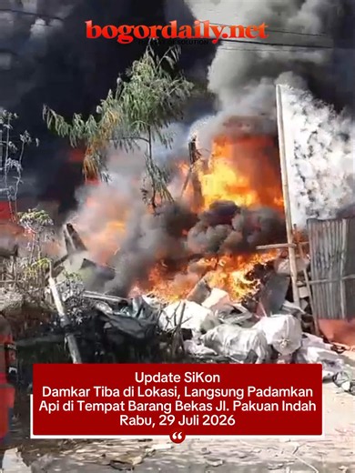 Update SiKon Petugas Pemadam Kebakaran bergerak cepat memadamkan kebakaran yang melanda tempat barang bekas di Jalan Pakuan Indah, Baranangsiang, Bogor Timur, Kota Bogor, pada Rabu, 29 Juli 2026. Dalam video terlihat para petugas berjibaku memadamkan kobaran api agar tidak semakin meluas ke area sekitar. Hingga saat ini, penyebab kebakaran masih belum diketahui dan belum ada informasi resmi mengenai adanya korban maupun besarnya kerugian akibat peristiwa tersebut. 🎥: Warga #bogordailynews #upda