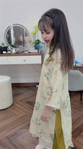 Gái rượu hôm nay đi chúc tết, Giờ em lớn hơn nên ít cho bme quay chụp lắm, lúc nào vui vui mẹ mới quay được thui ạ.!#TetGiuLua #kemfaceb5luctao #serumb5luctaoyskin #tẩy_Trang_B5_Trà_Xanh_Yskin @Văn Khắc Phú