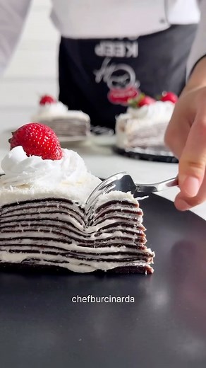 Burçin Arda|Pastry Chef on Instagram: "Krep Pasta 🎂 Malzemeler Su bardağı ölçüm 200 ml Tavam 30 cm (25-28 cm arasıda olur) Kreması için 200 ml sıvı krema(5-38 yağ oranlı) 200 g labne peynir(4 dolu dolu yemek kaşığı) 2 yemek kaşığı Fındık kreması 4 yemek kaşığı toz şanti Hepsini bir kaba al kıvam alana kadar mikserle çırp bu çok kolay bu tarif baştan sona çok kolay ayhh çok mutluyum(Basit şeyleri severiz 😂🥹🥳🥰) Krep İçin 400 ml süt(2 su bardağı) 25 g kakao(1 dolu dolu yemek kaşığı) 200 g un(1