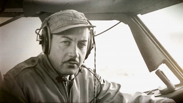 The cowboy pilot who barrel rolled Boeing’s giant new jet to sell it