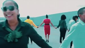 🤔 | Hoe goed kennen de jongeren en onze collega's de geschiedenis van Suriname? 🎤 | Wij gingen op straat om dit na te gaan. 🥳 | Aan alle Surinamers wensen wij een fijne Srefidensi toe! #ZEKERISZEKER | Assuria Verzekeringen