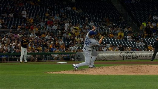 道奇传奇左投Clayton Kershaw用手套接住了一个111英里的强袭球