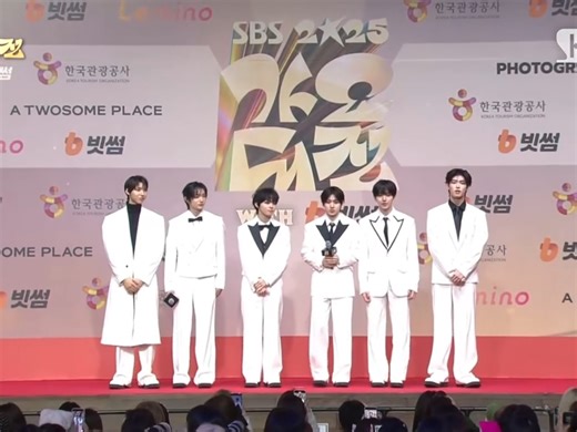 黑毛归来！KickFlip SBS 2025歌谣大战 红毯 还怪舍不