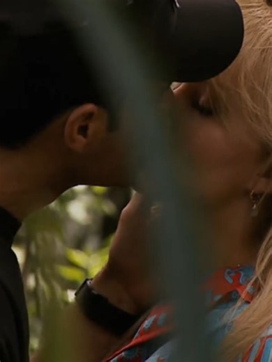 😫 Ay no, los cacharon en la movida 😰 Disfruta #AmoresVerdaderos 💍 TODOS los episodios por #ViX 📲#BuscasDrama