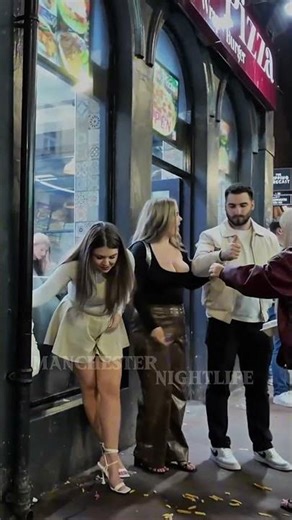 She Took Over the Manchester Night🔥✨ #ManchesterNightlife #CityWalk #UKNightlife #StreetLife