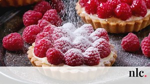 Guruljon a málna bele a szánkba: málnás panna cotta, szorbet, kosárka