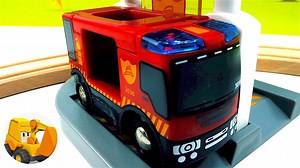 Aquí tenemos la estación de bomberos! Vamos a sacar todas las piezas de la caja. Camiones de bomberos para niños en español! TV Para Niños te trae programas originales y educativas en español para niños preescolares, como Leo el Pequeño Camión, Canciones de Leo el Pequeño Camión, La tienda de Lifty, videos de carritos para niños y mucho más! Canciones y videos para niños y niñas, dibujos animados y caricaturas de coches y camiones infantiles, y videos de juguetes para niños de 0 a 6 años. | Leo 