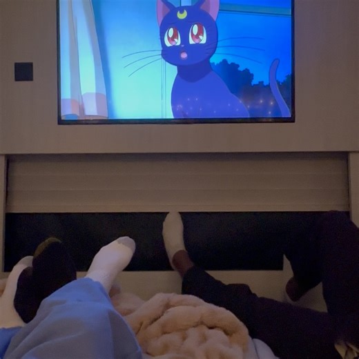 halsey on Instagram: "Evidence that I still exist when the show ends. 90s mom haircut loading 🌈"