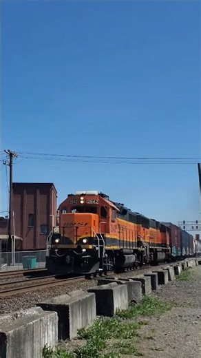 BNSF GP38 and SD75 Duo Moves South through Puyallup with 6 Cars in Tow!