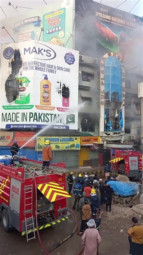 Live: Massive fire breaks out at a plaza, situation critical. | Dialogue Pakistan