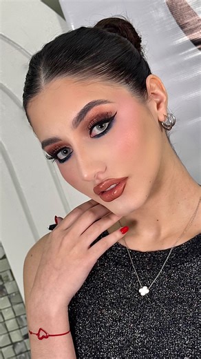 Stephanie Bende✨ on Instagram: "Imagina dictar una clase de maquillaje blindado y que te pase eso EN VIVO🫠😳😳 Un resultado absurdamente resistente 🙂‍↕️🤩 comenta PIEL BLINDADA si te gustaría conocer mis secretos #maracaibo #mcbo #elzulia #pielblindada #pielgrasa #makeupclass #maquilladora #waterproofmakeup #maquillajeresistente #mua #makeupartist"