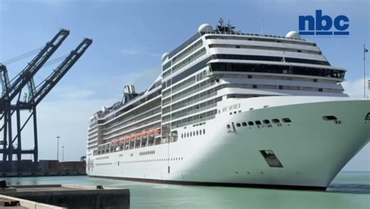 The MSC Musica returned to Walvis Bay today, bringing over 3,000 passengers, and it will be docked in the harbour for the next two days, while the Europa, another passenger liner, also arrived earlier today. The simultaneous arrival of these vessels marks the beginning of an important safety initiative led by the Ministry of Environment and Tourism, in collaboration with the Municipality of Walvis Bay. The joint effort focuses on educating passengers about safely exploring Walvis Bay and its sur