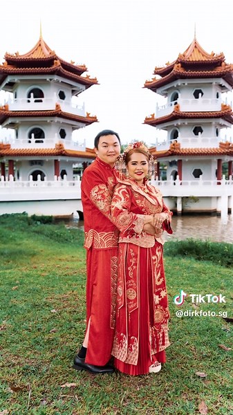 6 Elegant Poses for Chinese Wedding Dresses