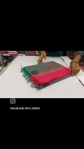 9360070041 இந்த படத்தில் உள்ளது ஒரு பச்சை நிற சேலை, அதில் சிவப்பு நிற புள்ளிகளும், பழுப்பு நிற எல்லை