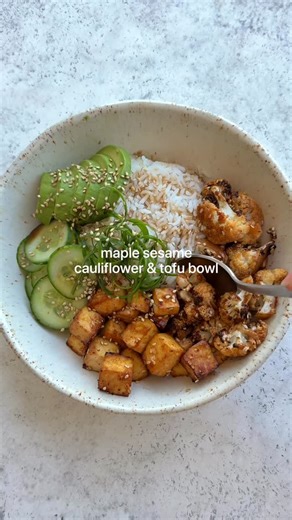 High Protein Cauliflower & Tofu Bowl👇🏼😍 Baked in a sweet maple soy sesame sauce and served with rice, avocado, cucumber and spring onion. Delicious, easy, and just what you need for a weeknight dinner! Follow @tessbegg for more recipes🌿 Serves 2 Macros per serve: 670 calories, 32g protein, 85g carbs, 19g fibre, 25g fat. 1 small head of cauliflower, cut into small florets 300g firm tofu, diced into small cubes 15ml low sodium soy sauce 20ml maple syrup 10ml extra virgin olive oil 10ml srirach