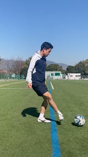 藤本航平 | ホンマのクッション😁 止めて蹴るがバズってるので、同じような感じで投稿し直してるの巻です🙇‍♀️ 保存&メンションよろしく😆 🔷個人レッスンご希望の方🔷 インスタのDMからメッセージorハイライト欄の公式LINEからご連絡お願い致します #サッカー #サッカースパイク... | Instagram