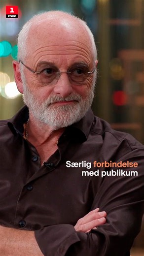 Det er noget helt særligt for Allan Olsen, når han optræder alene på scenen. For der kan opstå pludselige øjeblikke, som ikke kan forberedes - for eksempel en griner, der ikke kan stoppe igen 😅 “Der møder jeg empati og et fællesskab, som er fantastisk,” siger han. | Aftenshowet - DR