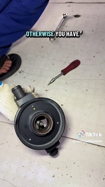🔥 Stuck Pulley? No More Wasting Time! This tool yanks seized crankshaft pulleys free in 3 secs—no slips, zero damage, even newbies can nail it! Built with pro-grade strength that lasts, loved by mechanics and weekend DIYers sick of fighting stuck parts! TikTok auto fans can’t stop saying this tool turned their pulley hassle into a 2-minute win! 🛠 #CrankshaftPulleyFix #DIYMechanicViral #CarRepairHacks #FYP #ToolThatSavesTime