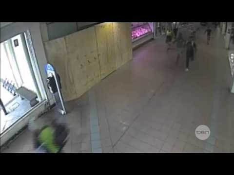 Angry mob chases thieves