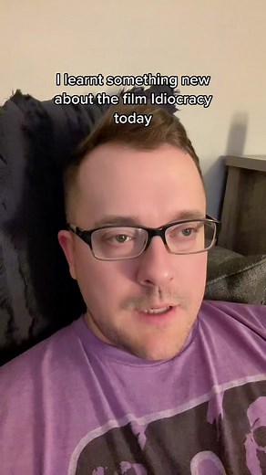 I’ve become somewhat obsessed with this film recently, and i JUST learned this hilarious fact today! Did you know this? #idiocracy #idiocracy_was_a_prophecy #crocsdaddy #crocsgang #peteachersoftiktok #teachersoftiktok