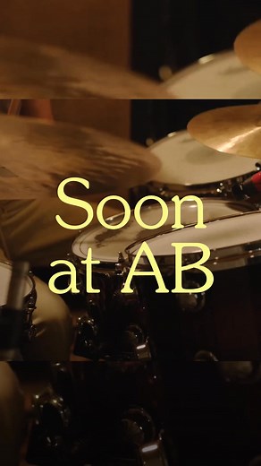 London’s own Alfa Mist ✨ blends jazz, hiphop and classical music into a world that’s uniquely his. With 5 acclaimed albums and collabs with Loyle Carner, Tom Misch, Richard Spaven and more, he now takes it further on his new album Roulette — a dive into a science-fiction universe featuring Homeboy Sandman and Tawiah. After his Royal Albert Hall debut, he’s bringing that magic to AB. | AB - Ancienne Belgique