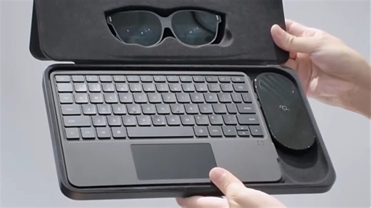 中国第一个无屏笔记本！想买科技新品？这款无屏笔记本颠覆想象，通过语音交互 投影技术解放双眼，通勤记事、会议记录全搞定，极简设计随身携带，让效率融入生活每一刻。