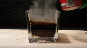 Experimento simula qué pasa cuando la Coca-Cola se mezla con el ácido del estómago