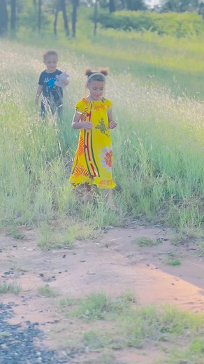 Carly knows how to dress herself , she loves to wear meri blouse and she says ,it feels comfortable and carries her PNG bilum at all time . Moment in the countryside captures and sharing in Brisbane Australia | Dorothy Walua