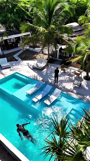 🌴 CASA DO LAGO – MUSSULO 🌴 Se procura uma das propriedades mais exclusivas do Mussulo para clientes exigentes, a Casa do Lago está num nível diferente. ✨ 6 quartos de luxo ✨ Arquitetura sofisticada ✨ Ambientes amplos e elegantes ✨ Vista privilegiada e atmosfera de total privacidade ✨ Ideal para férias premium, retiros executivos, aniversários exclusivos e momentos inesquecíveis em família O verdadeiro diferencial desta propriedade está na experiência que oferece: 👨‍🍳 Chef privado à disposiçã
