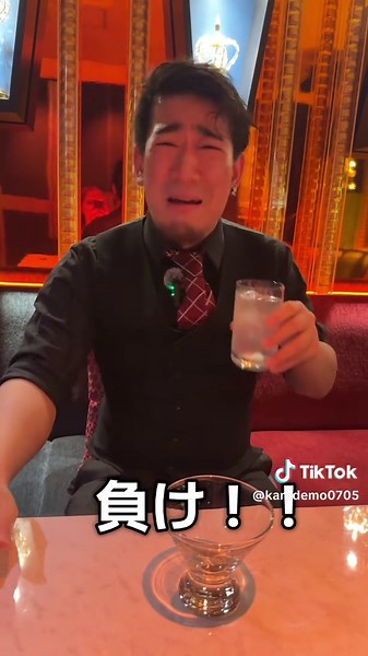 オーナー社長、経営者など VIPな方々がお忍びで通う VIPカラオケ個室BAR。 コンセプトの違う4つの部屋が 楽しめます！ そしてなんと屋上には1日1組限定の テラスレストランが！ 東京タワー、麻布台ヒルズ、六本木ヒルズが全部一望できます。 #麻布十番カラオケ #麻布十番BAR #麻布十番テラスレストラン #麻布十番接待 #踊る店長 #会員制BAR #VIPルーム 素敵な個室で今宵のデートは決まり！ 雑誌、メディアで注目のお店 #KARADEMO 住所 港区麻布十番2-4-2 THE V-CITY アベニューI 8階 （オークウッドとキャンドゥの隣 1階がアイスクリーム屋の8階です） 電話番号 050-3528-6931 （土日祝はご来店の30分前までに お電話かHPの中にある公式LINEより ご連絡ください）