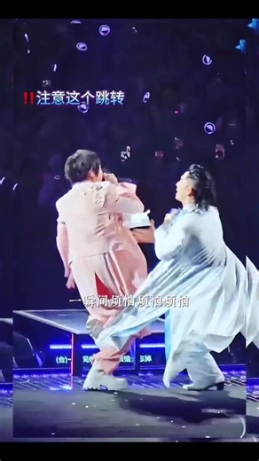 阿信演唱会意外摔倒，现场反应爆笑