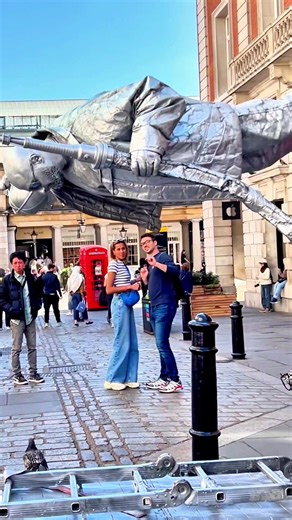 A magical touch. #valentinthestatue #silvermanstatueofficial #floating #ilusionesopticas