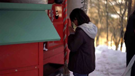 Japanese temple secrets: Clapping, smoking, and the ancient rules