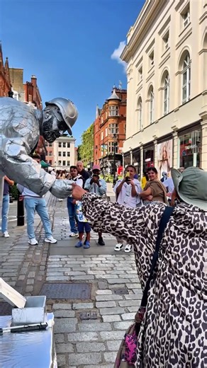 Mama had way better moves than I do.#silvermanstatueofficial #levitating #floating #ilusion