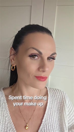 POV: You’ve finally found a setting spray that actually understands the assignment 💁‍♀️✨ The @e.l.f. Cosmetics UK Power Grip Dewy Setting Spray has officially entered my makeup routine and she is NOT leaving. Think: 💦 Dewy, fresh skin (not greasy) 💄 Makeup that stays put all day ✨ That glowy “I drink 3 litres of water and get 8 hours sleep” look… even when I absolutely do not. Lightweight, refreshing and gives your makeup that gorgeous hydrated finish. If you love the e.l.f Power Grip Primer,