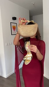 ✨ Le look du jour by Le Fil Français ✨ Un look spectaculaire et raffiné, où le grenat profond et le noir intense rencontrent l’éclat du doré pour une allure résolument élégante et sophistiquée ✨🍷 Boucles d’oreilles à cristaux MANGO – 275.000 Ar Sac minaudière doré ZARA – 400.000 Ar Robe longue avec cape ASOS DESIGN – Grenat & noir – Tailles 32 à 44 – 577.400 Ar Sandales à talons avec détails nœud ZARA – Dorées – Pointures 36 à 41 – 528.000 Ar 💫 Une sélection forte et élégante, soigneusement ch