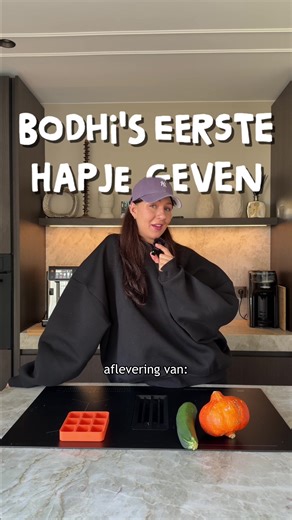 Wat was jouw kiddo’s favo hapje? - Vandaag maak en geef ik Bodhi’s eerste hapje... 🥺♥️ Met vandaag op het menu: pompoen en courgette. Vers gestoomd in onze stoomoven van AEG! Approved by B. ✅