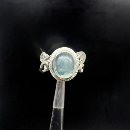 apt / mizuki on Instagram: "💍グリーンフローライト／シルバー950 楕円形のフローライトを使った指輪です。 優しい雰囲気の淡いグリーンが可愛い石です。 石はシルバーで包み、周りに細かな飾りを入れて石を引き立てました。 アーム部分はプリンセスが着けていそうな華奢で可愛い雰囲気をイメージしてデザインしました。 指に着けると可愛さが倍増するような気がします。 繊細で華やかな大人可愛い印象の指輪になりました。 写真は約11号ぐらいです。 Size：ご希望の「号数」に調整します。 （お勧めは約11号から18号ぐらいです） Price：6500円（送料無料） 【フローライトの効果・石言葉】 天才の石、知性の石、洞察力、集中力、創造性、免疫力向上、疲労回復など ◆配送方法 クリックポスト：185円 特定記録郵便（箱入り）：360円 5000円以上で送料無料 ************************************** 気になるものありましたらお気軽に コメント or DM してください😊 ********************************